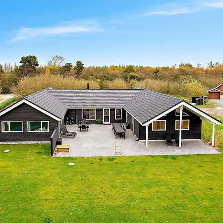 22 Person In Idestrup * Boto By